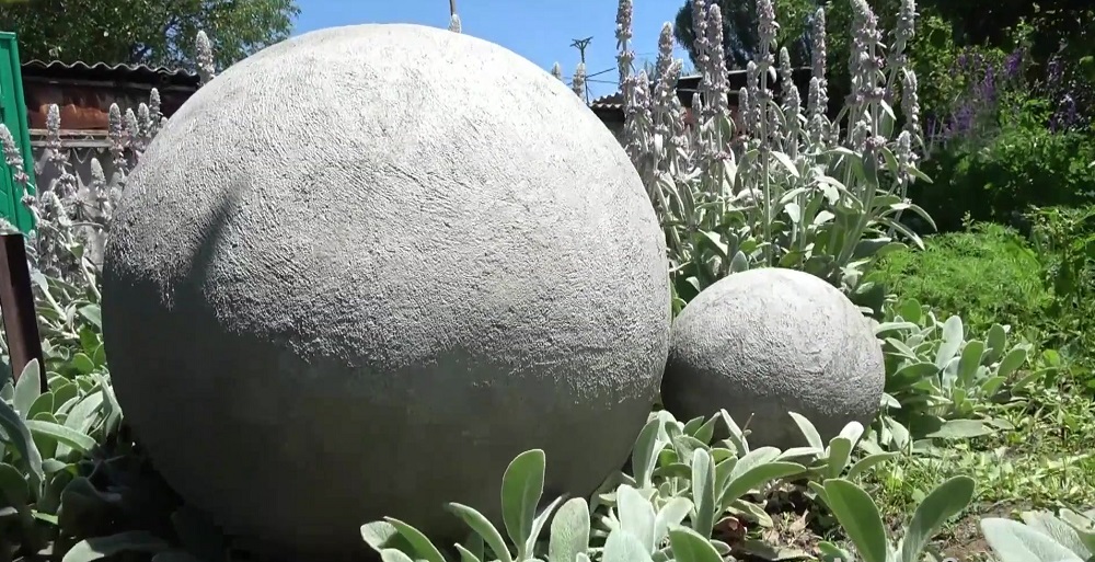 бетонный шар в ландшафтном дизайне